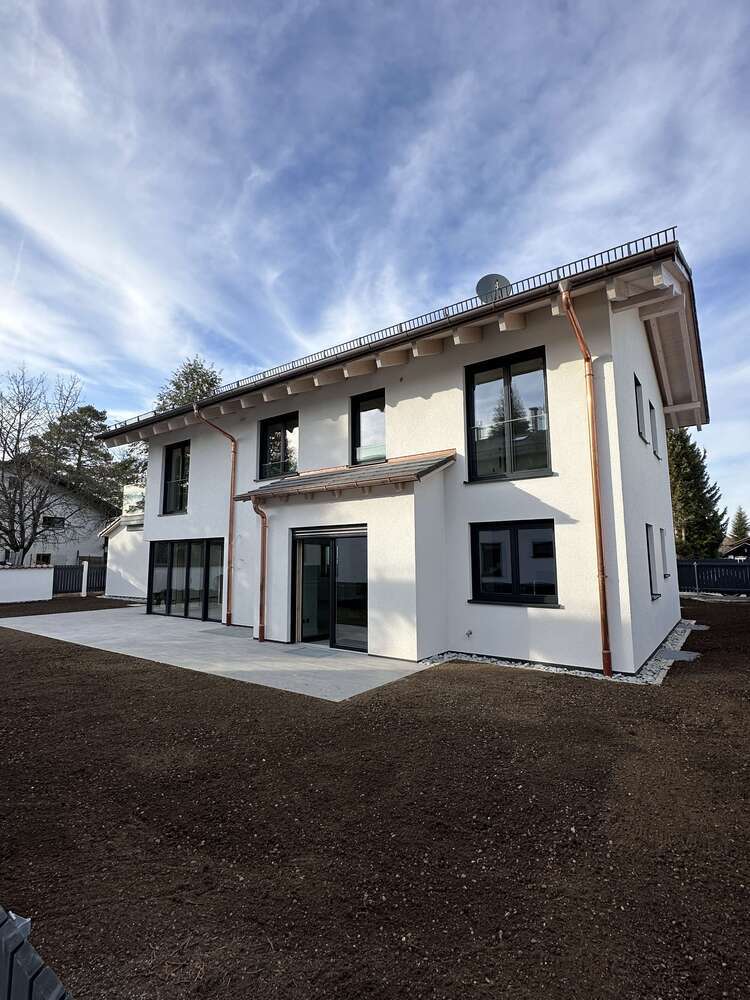 Haus zum Mieten in Oberhaching 4.100 € 205 m²