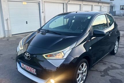 Toyota Aygo (X) 71.216 km 9.200 &euro; München 81929