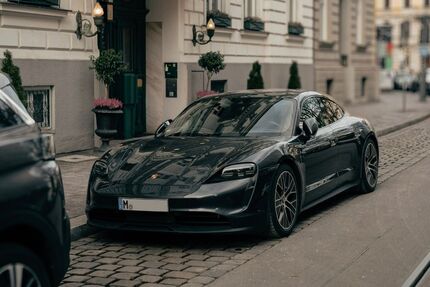 Porsche Taycan 83.000 km 57.990 &euro; München 80939