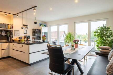 Charmante Dachgeschosswohnung mit großem Sonnenbalkon - neuwertig und energieeffizient 3 zimmer