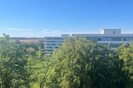 Moderne 1-Zimmer-Wohnung mit traumhaftem Ausblick, Tiefgaragenplatz und Schwimmbad