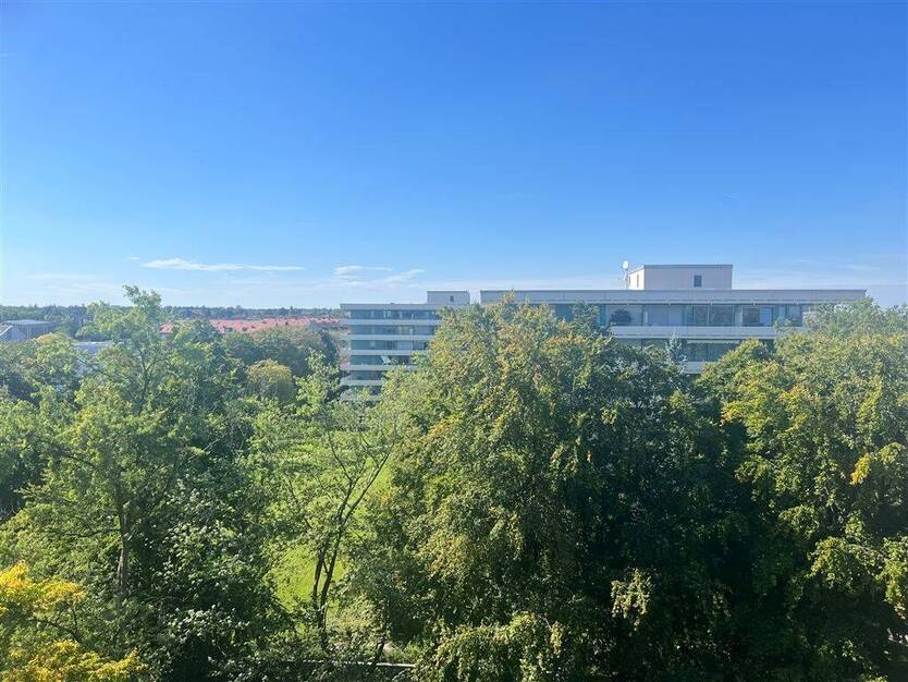 Moderne 1-Zimmer-Wohnung mit traumhaftem Ausblick, Tiefgaragenplatz und Schwimmbad