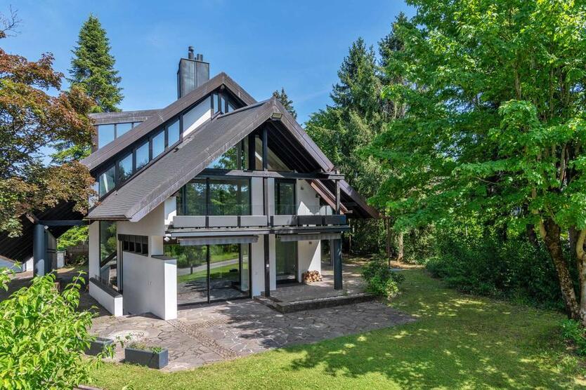 Privatsphäre im Grünen: Großzügiges Familiendomizil mit Traumgarten und Pool zimmer