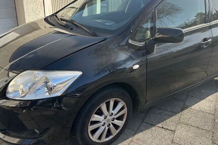 Toyota Auris 141.357 km 2.999 &euro; München 81929