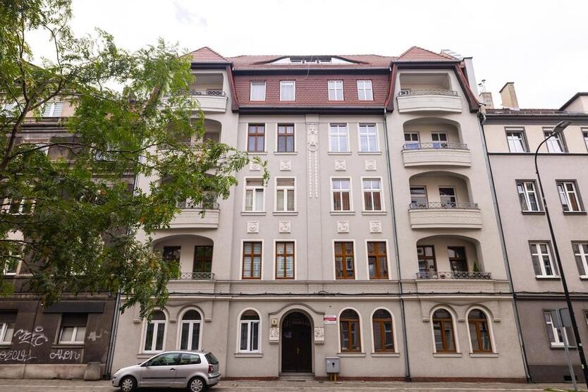 Gleiwitz 3-Zimmer-Wohnung 100m2, möbliert, Mietshaus im Zentrum