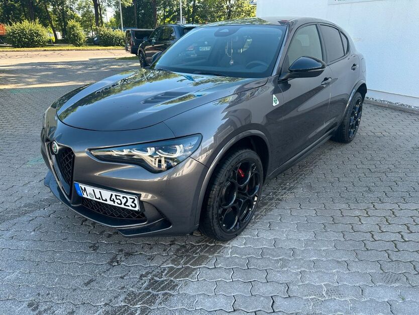 Alfa Romeo Stelvio 12.000 km 82.990 € München 81827