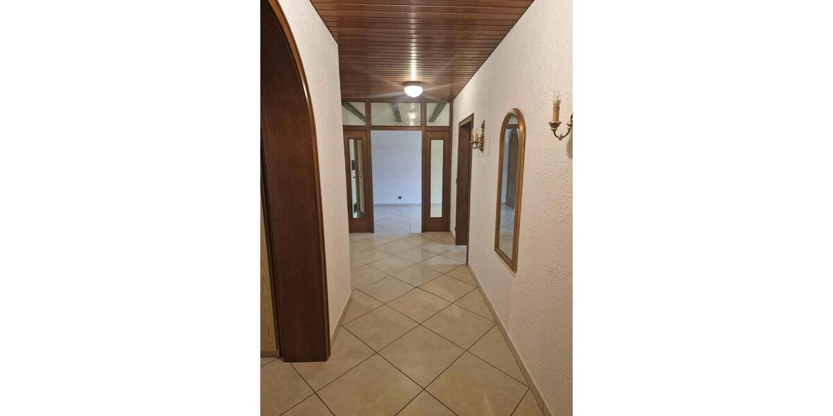 Großzügige 4 Zimmer EG-Wohnung mit Terrasse und Garten 4 zimmer