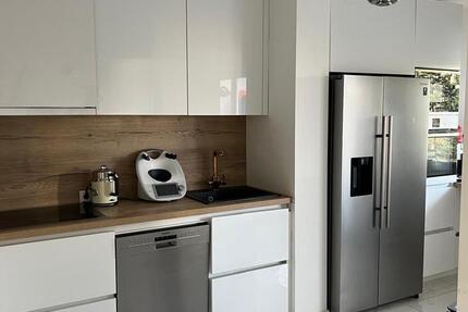 Moderne 2 Zimmer Wohnung + Tiefgarage, Loggia & Wellnessbereich