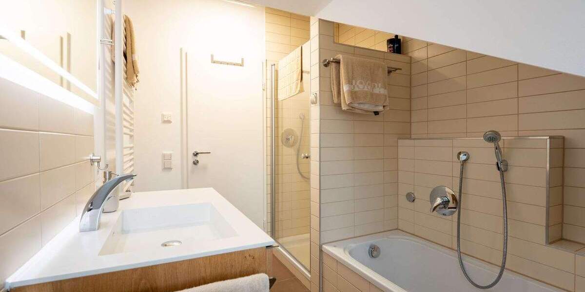 Hochwertig ausgebaute 3-Zimmer-Dachgeschosswohnung (2006) - stilvoll möbliert mit Südwest-Terrasse 3 zimmer