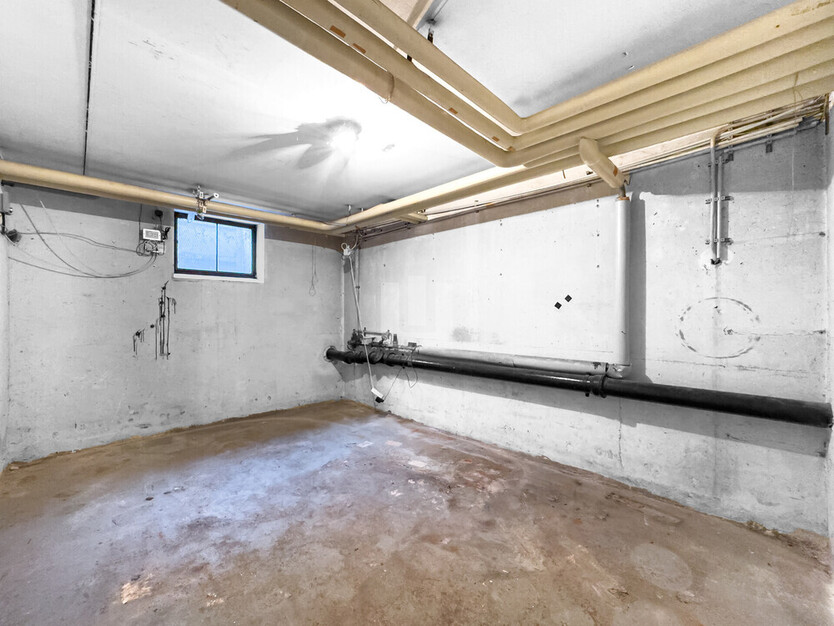 WINDISCH ImmobilieN - Sanierungsbedürftige DHH mit viel Potential in verkehrsberuhigter Straße