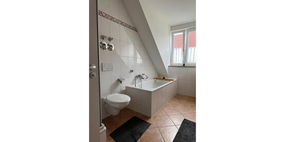 Dachgeschoßwohnung Karlsfeld - 3.5 Zimmer, 82 m&sup2;, 1.350&euro; | Angebot:25752513