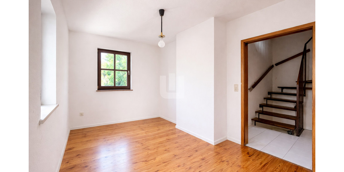 WINDISCH IMMOBILIEN - Renovierungsbedürftiges REH ideal für Familien in verkehrsberuhigter Straße - Reihenendhaus Olching | Angebot:25362370