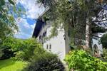 Charmantes, vermietetes Doppelhaus für zwei Familien mit großem Garten und viel Potential