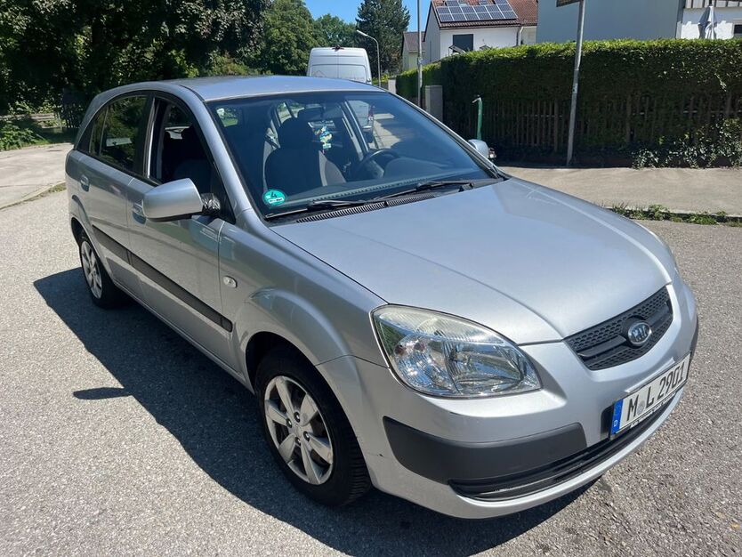 Kia Rio 129.345 km 999 € München 81929