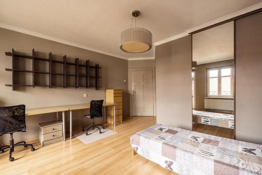 Gleiwitz 3-Zimmer-Wohnung 100m2, möbliert, Mietshaus im Zentrum