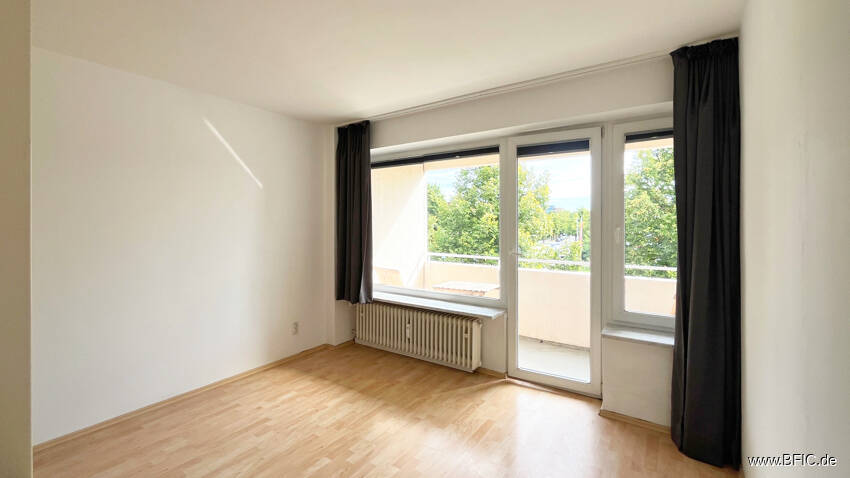Bezugsfreies Apartment mit Balkon - direkt an der U-Bahn - gross hell renoviert
