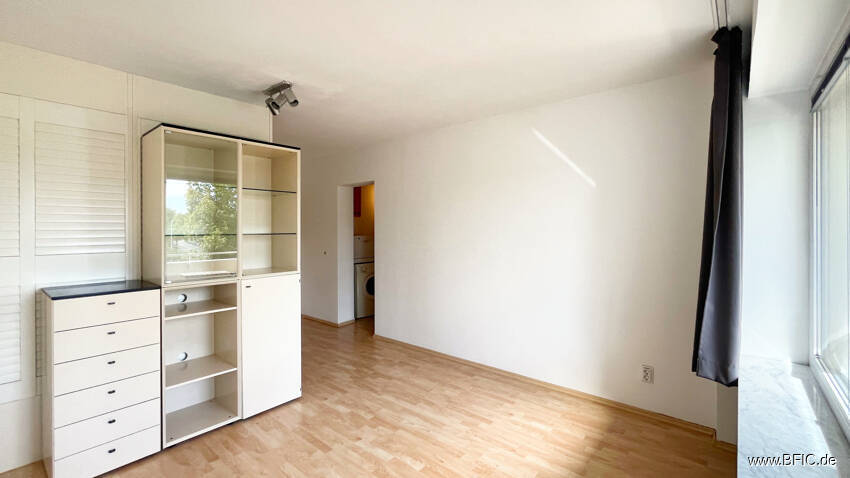 Bezugsfreies Apartment mit Balkon - direkt an der U-Bahn - gross hell renoviert