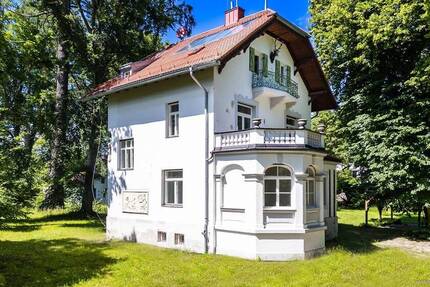 Starnberg - Söcking. Weitläufiges Parkgrundstück mit historischem Jagdschlösschen samt Gästehaus. 1 zimmer