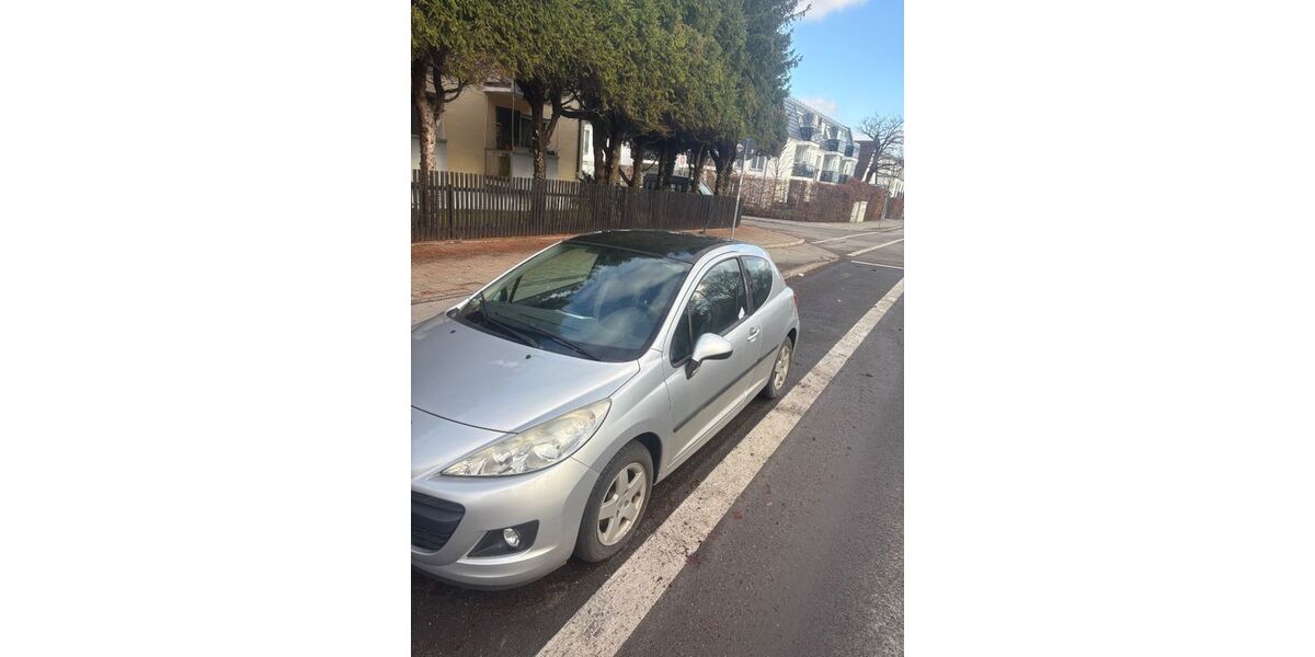 Peugeot 207 102.000 km 2.900 € München 85540