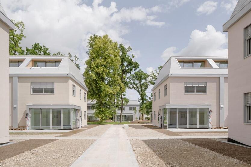 Großzügige moderne Doppelhaushälfte (KfW-55) in Bestlage Neubiberg (Erstbezug)