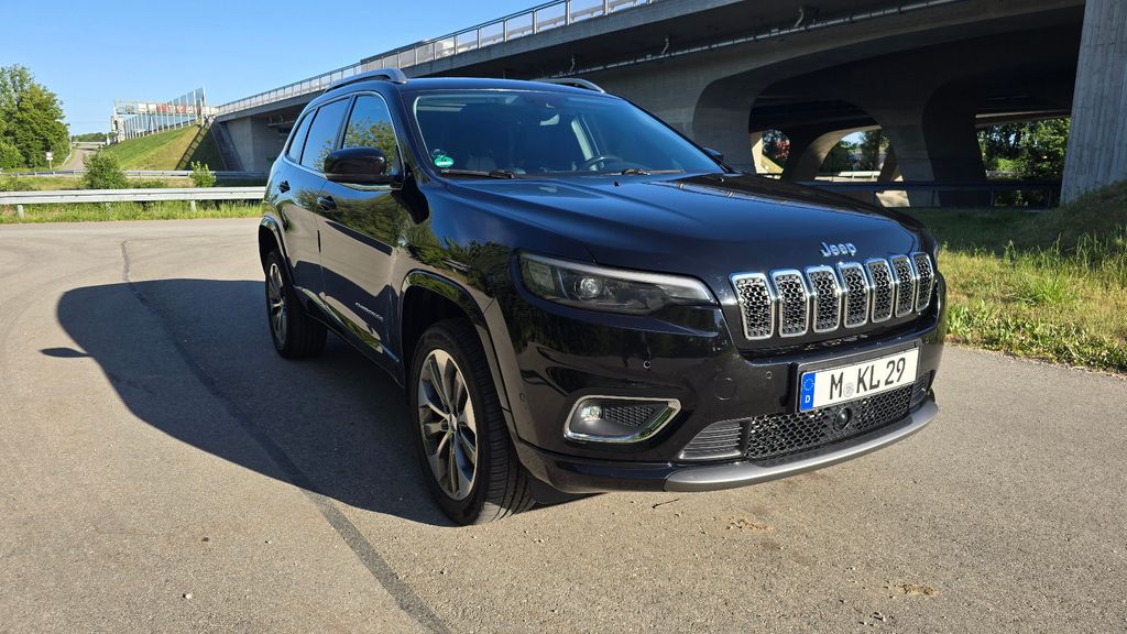 Jeep Cherokee 69.700 km 23.390 &euro; München 80992
