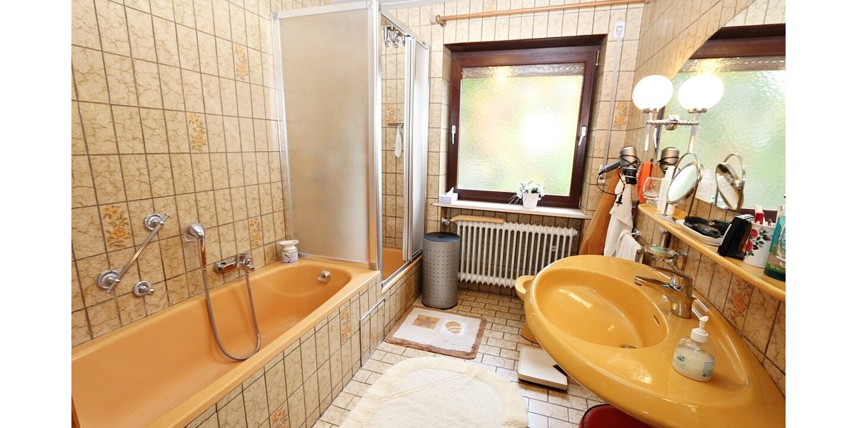 !! RARITÄT in SEENÄHE !! 4-Zimmer-WOHNUNG in Zwei-Familien-Haus * OG + DG mit Balkon + Garten * STA 4 zimmer