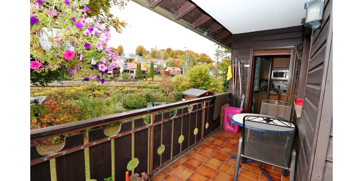 !! RARITÄT in SEENÄHE !! 4-Zimmer-WOHNUNG in Zwei-Familien-Haus * OG + DG mit Balkon + Garten * STA 4 zimmer