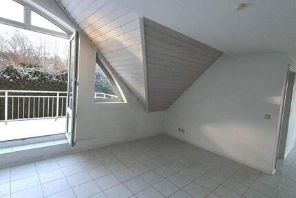 Dachgeschosswohnung mit zwei Balkonen in Stanberg zu vermieten. 3 zimmer