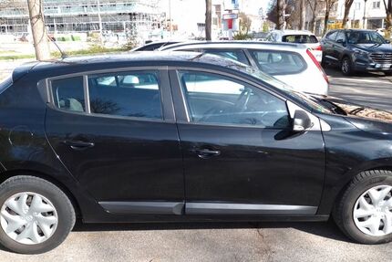 Renault Megane 97.900 km 6.100 &euro; München 81671
