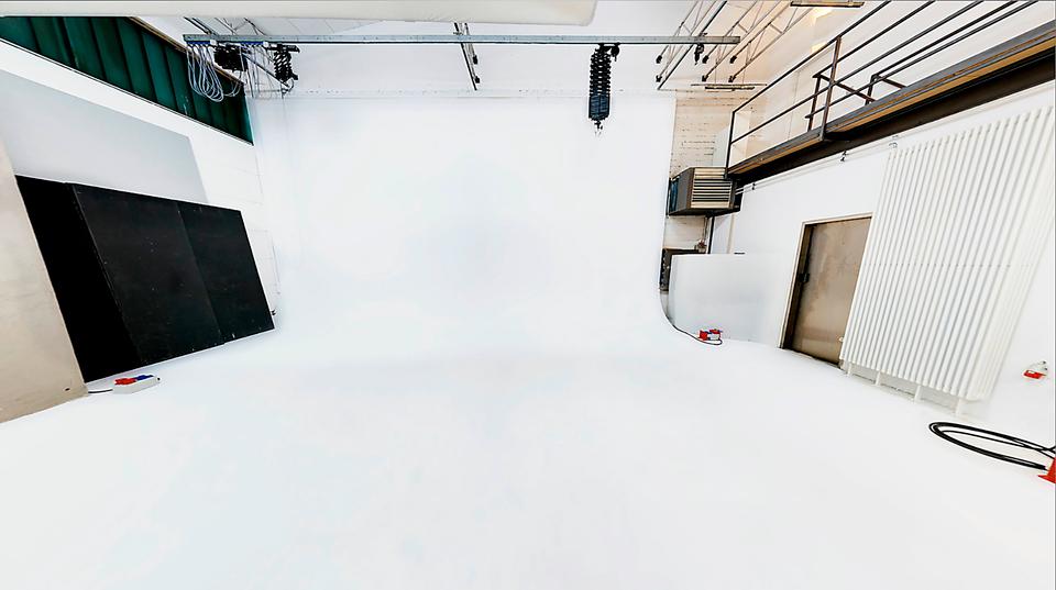 Fotostudio im Münchner Norden – flexible Tagesmiete + Equipment zimmer