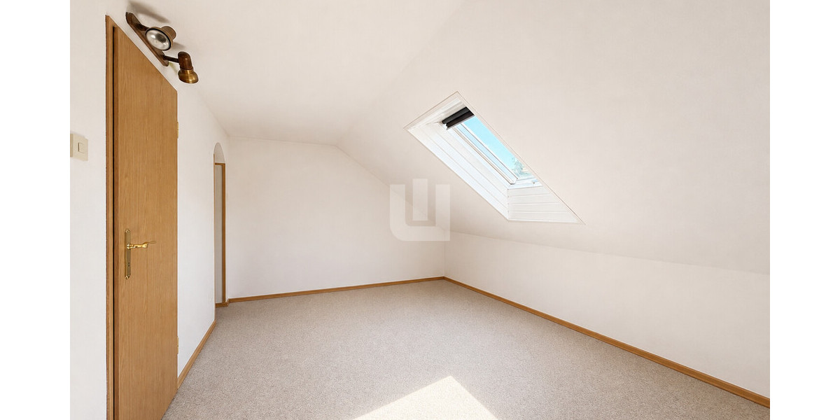 WINDISCH - Sanierungbedürftiges Haus in familienfreundlicher Lage in Moosach mit Erbbaurecht - Reihenhaus München Allach-Untermenzing | Angebot:27582358