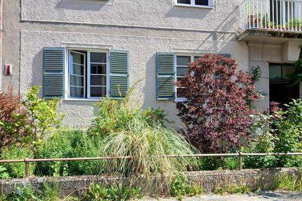 Altbau, zentral, ruhig im Grünen, komplett saniert