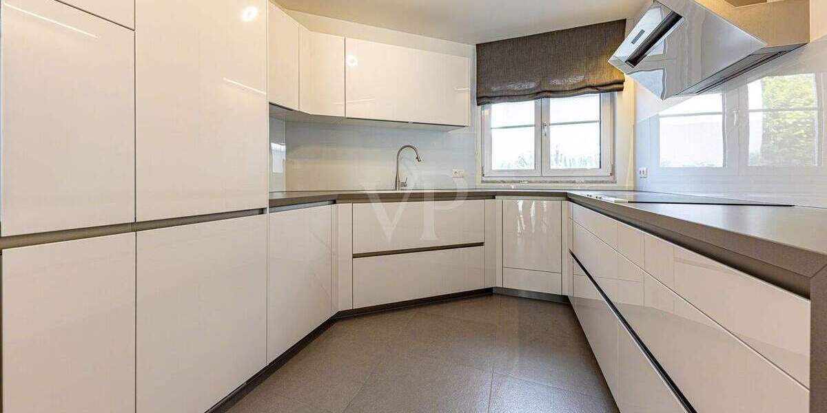 Eleganz trifft Nachhaltigkeit: Teil­möblierte Doppelhaushälfte mit Premiumausstattung zu vermieten 6 zimmer