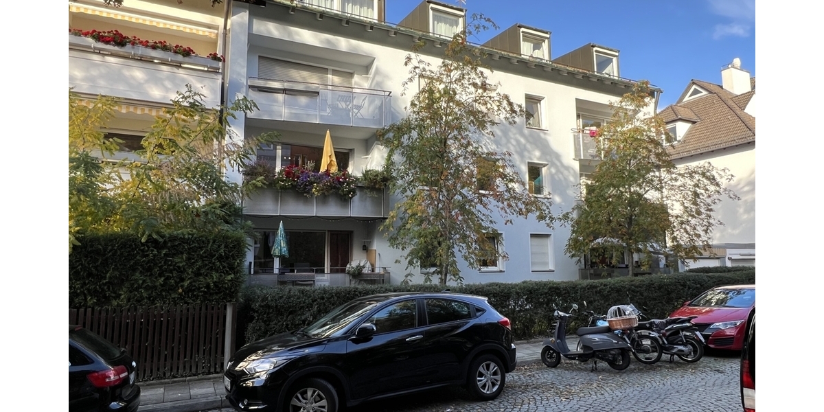 Sonnige DG-Wohnung mit charmantem Wohnambiente in Nymphenburg in der Nähe des Hirschgartens! - Dachgeschoßwohnung München Nymphenburg | Angebot:27737032