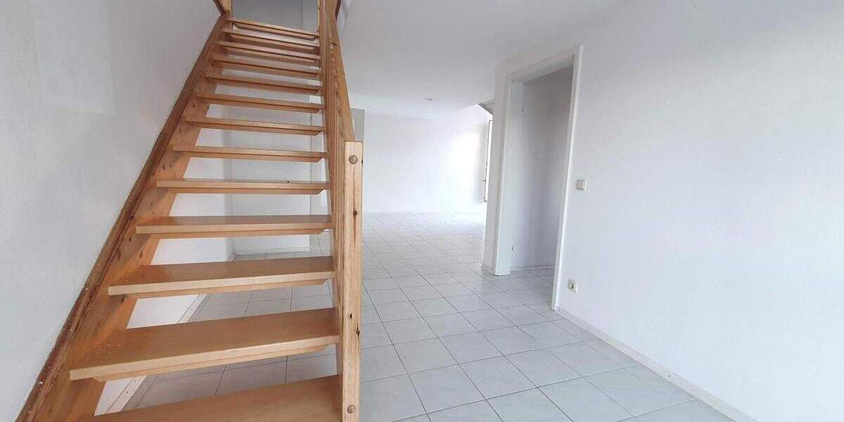 Dachgeschosswohnung mit zwei Balkonen in Stanberg zu vermieten. 3 zimmer