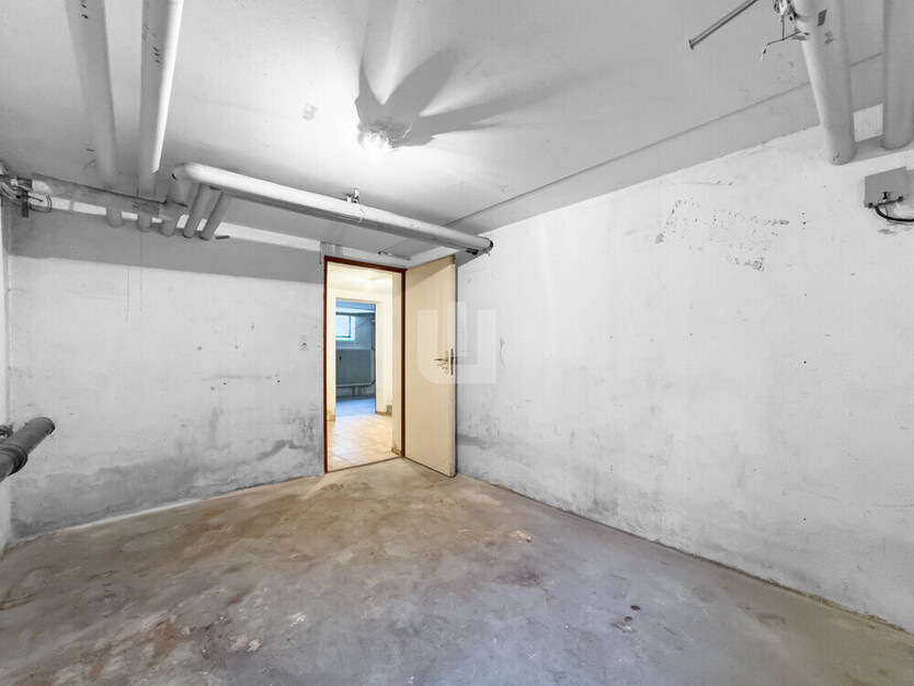 WINDISCH ImmobilieN - Sanierungsbedürftige DHH mit viel Potential in verkehrsberuhigter Straße