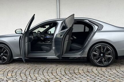 BMW i7 8.900 km 96.900 &euro; München 81245
