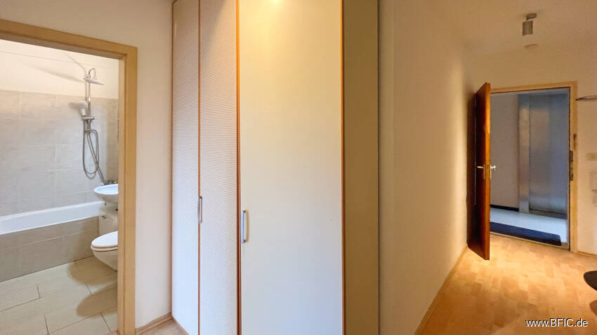 Bezugsfreies Apartment mit Balkon - direkt an der U-Bahn - gross hell renoviert