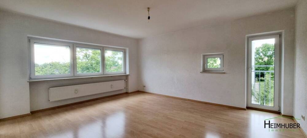 Hier können Sie sofort einziehen! Sonnige 3 Zimmerwohnung mit Loggia und bequem per Lift erreichbar!