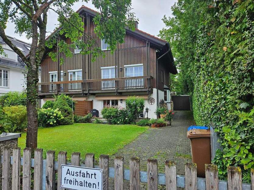 Geräumiges Familienhaus mit Balkon und Terrasse in München Aubing