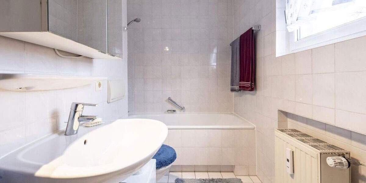 Sofort verfügbar! - Schöne, helle 2-Zimmer-Wohnung mit Tageslichtbad und Balkon sowie Tiefgarage 2 zimmer