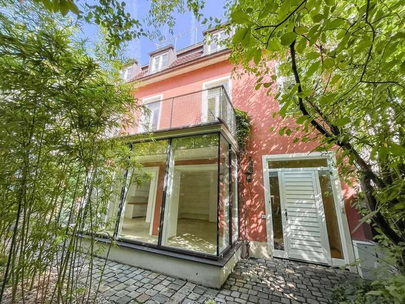 Haus zum Mieten in München 5.750 € 207 m²