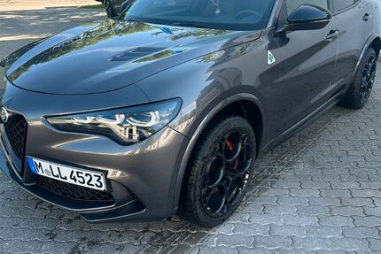 Alfa Romeo Stelvio 12.000 km 82.990 € München 81827