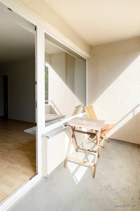 Bezugsfreies Apartment mit Balkon - direkt an der U-Bahn - gross hell renoviert