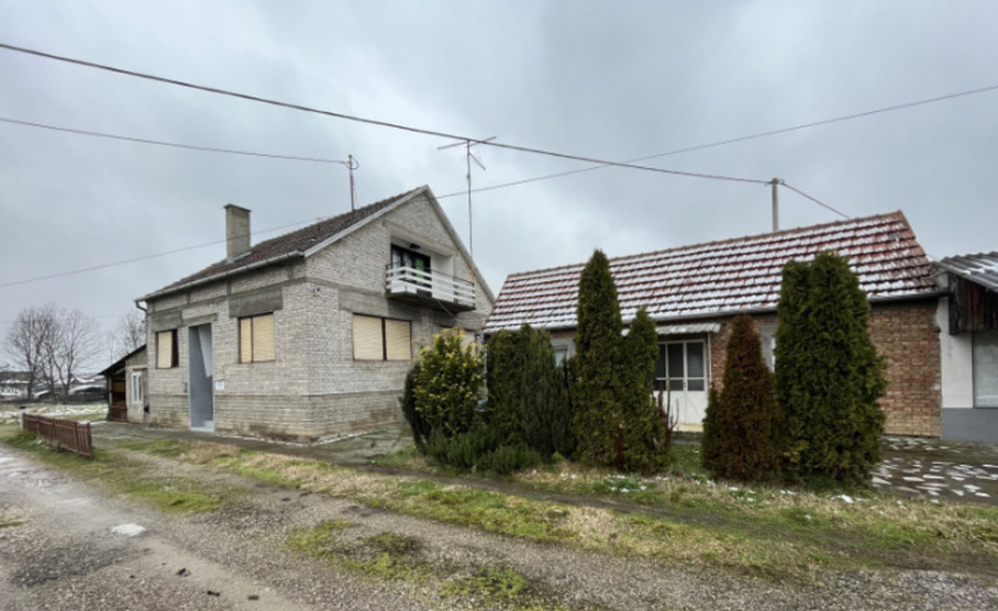 Haus mit Zwei Garagen und Garten Bosnien