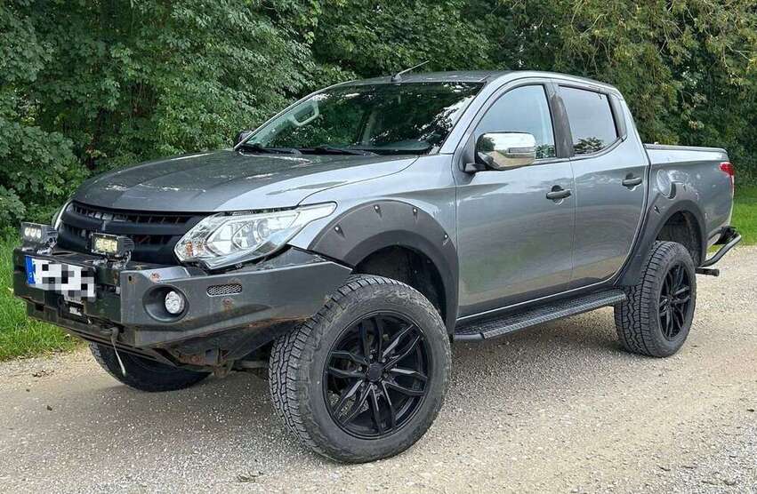 Mitsubishi L200 195.000 km 17.500 € München 81737