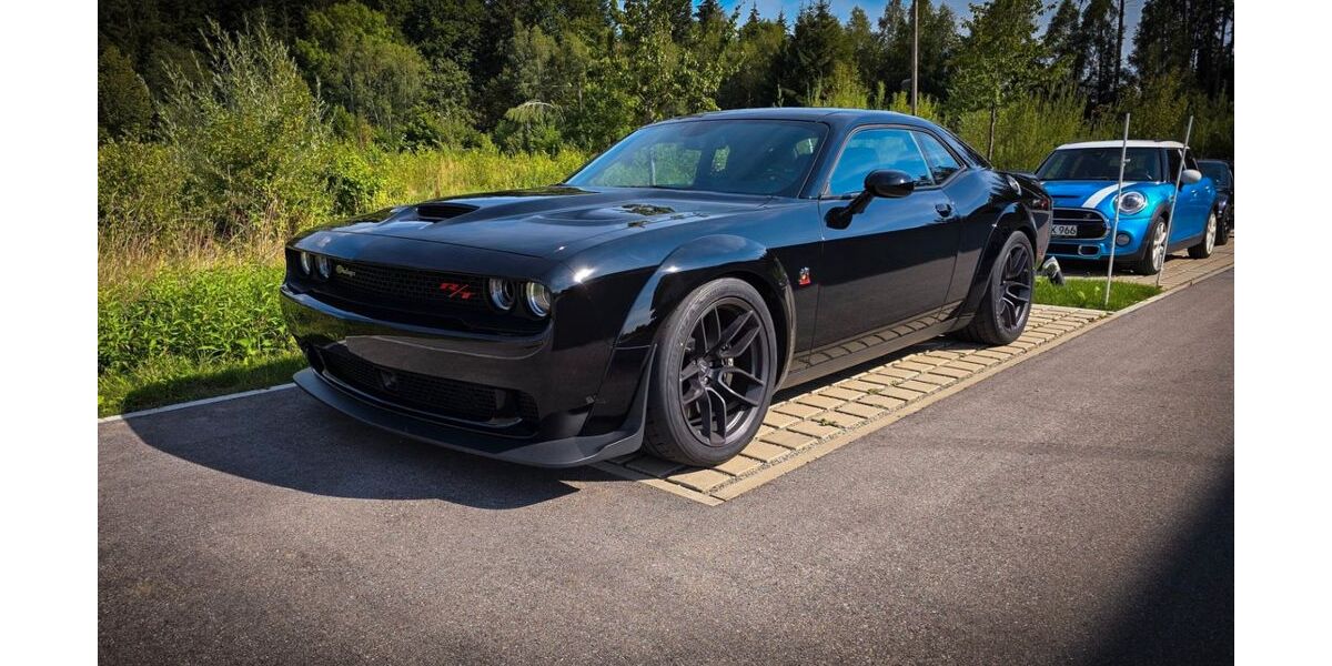 Dodge Challenger 5.900 km 57.490 &euro; München 81825