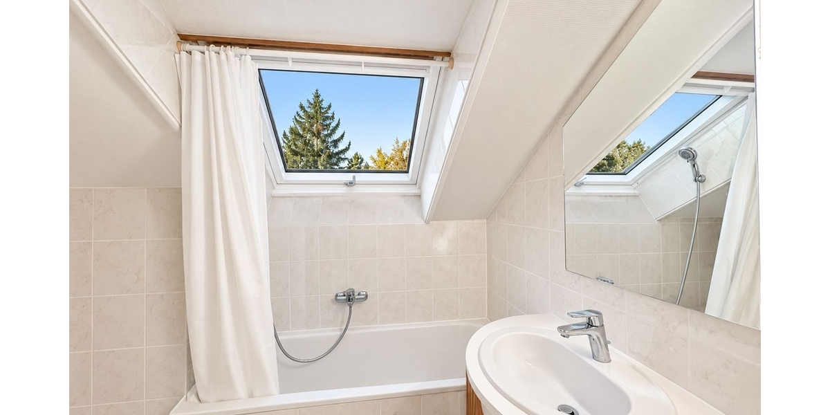 Sonnige DG-Wohnung mit charmantem Wohnambiente in Nymphenburg in der Nähe des Hirschgartens! - Dachgeschoßwohnung München Nymphenburg | Angebot:27737032