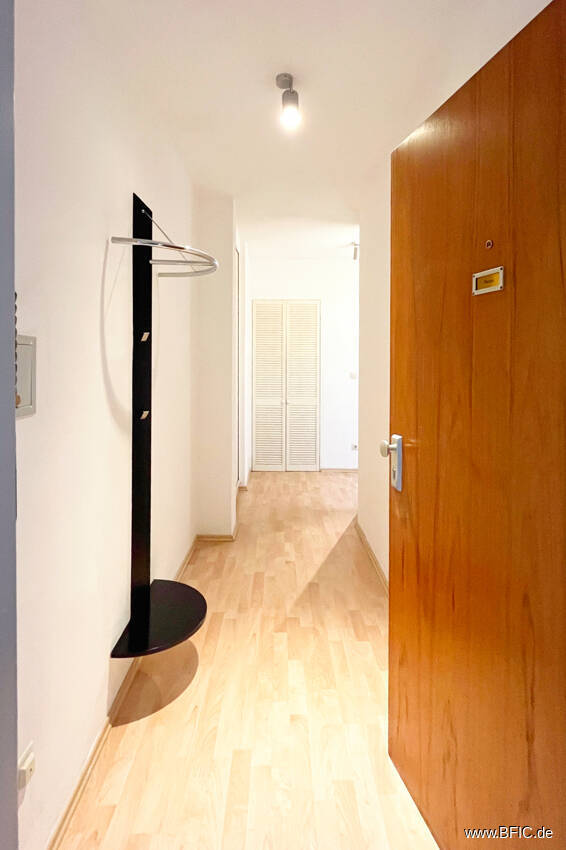 Bezugsfreies Apartment mit Balkon - direkt an der U-Bahn - gross hell renoviert