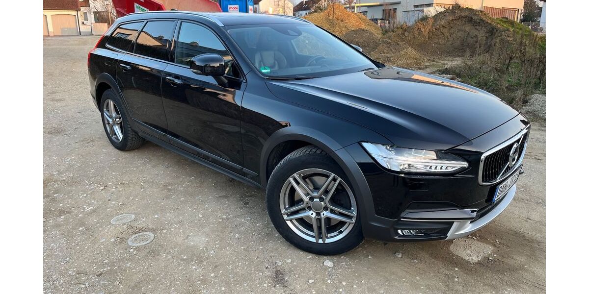 Volvo V90 Cross Country 94.000 km 32.800 &euro; Haimhausen 85778